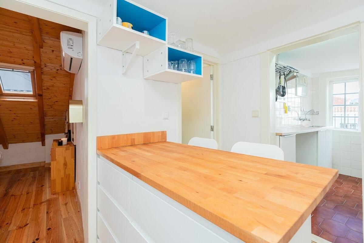 Attic Apartment With Balcony In Bairro Alto ลิสบอน ภายนอก รูปภาพ